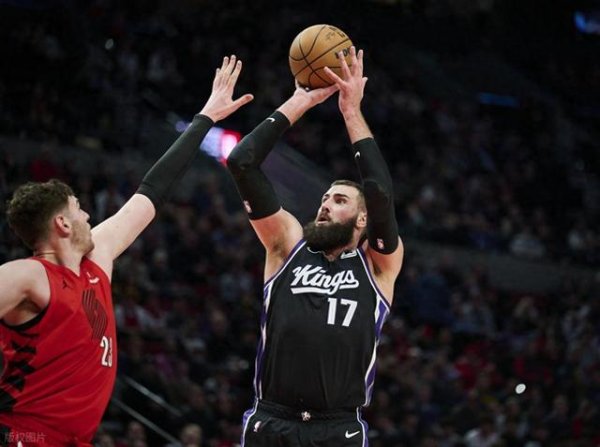 Valanciunas từ chối tham gia nhóm Hy Lạp, cố gắng hết sức yêu cầu hiệu suất của họ và tranh chấp hợp